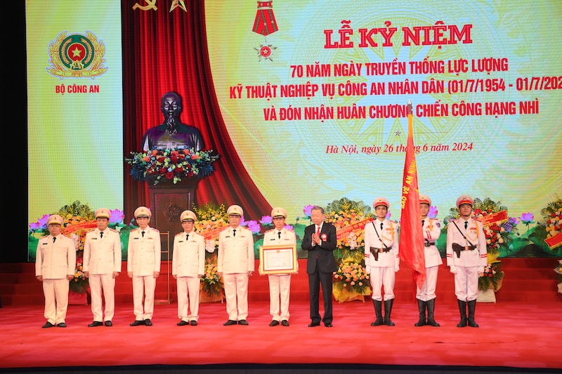 chu tich nuoc to lam du le ky niem 70 nam ngay truyen thong luc luong ky thuat nghiep vu cong an nhan dan hinh 3