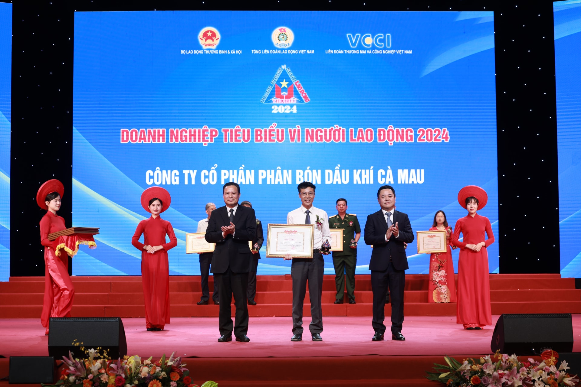 phan bon ca mau thuoc top 10 doanh nghiep tieu bieu vi nguoi lao dong hinh 2