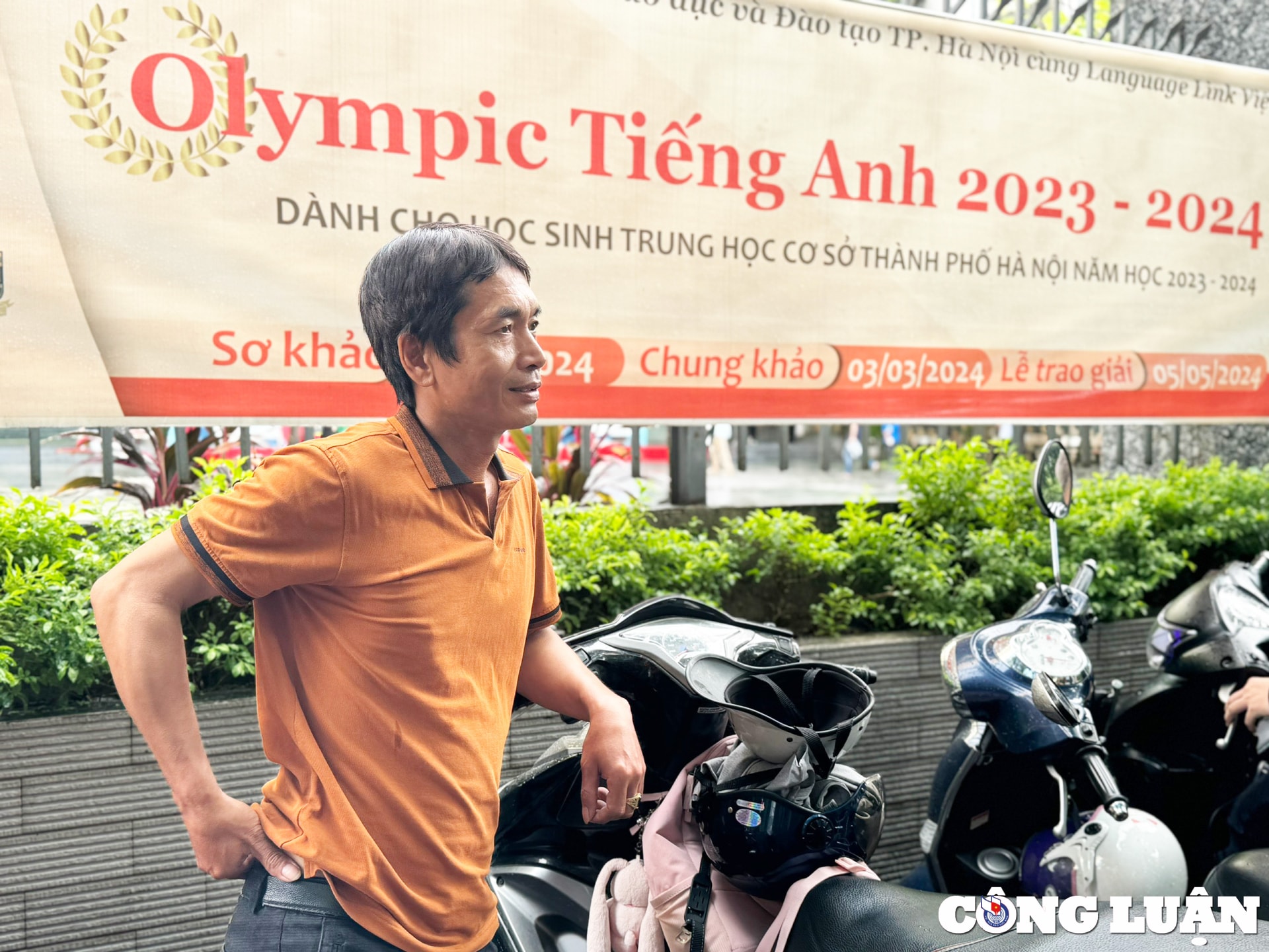 phu huynh ngoi xom thap thom ngong con thi mon dau tien cua ky thi thpt 2024 hinh 4