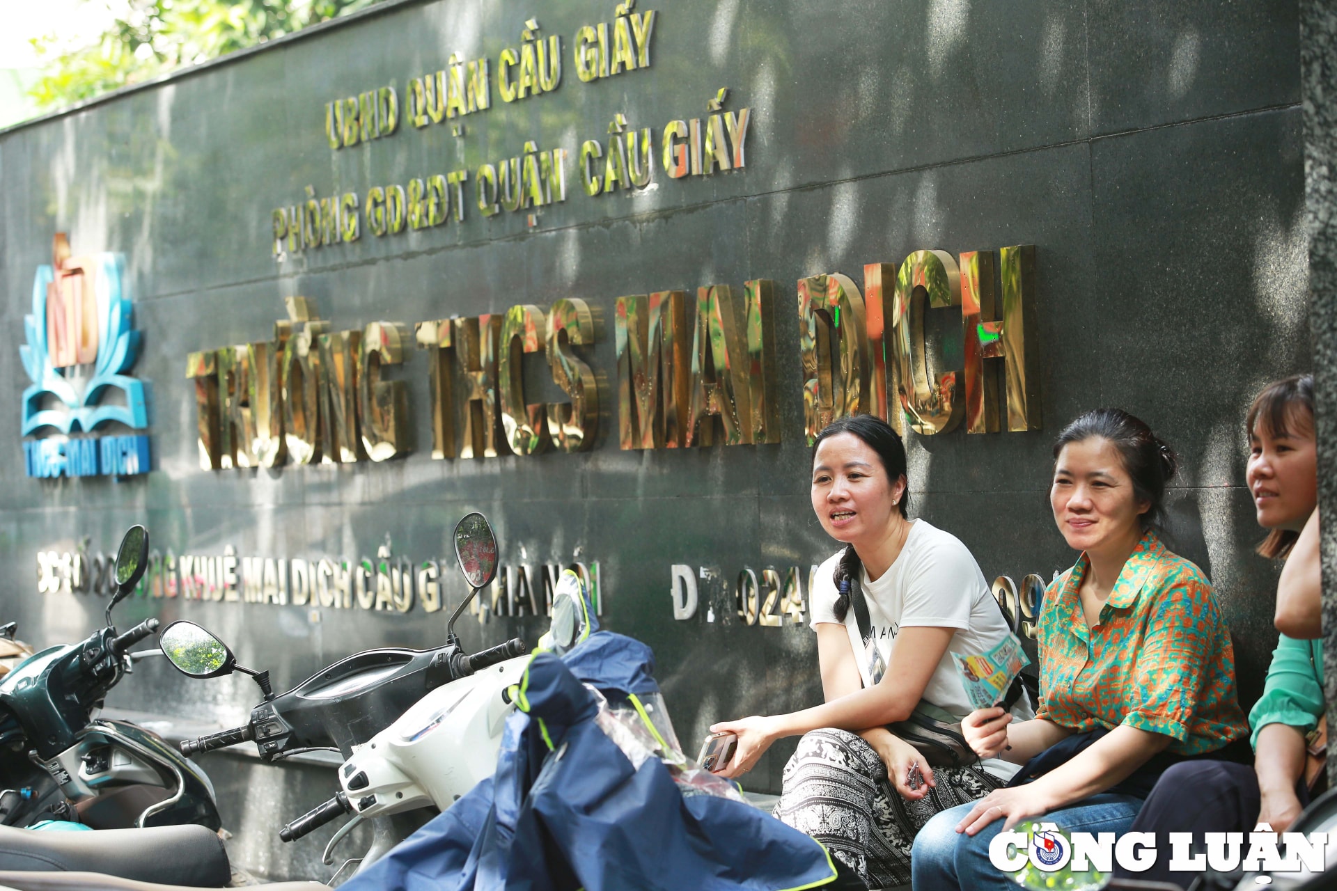 phu huynh ngoi xom thap thom ngong con thi mon dau tien cua ky thi thpt 2024 hinh 1