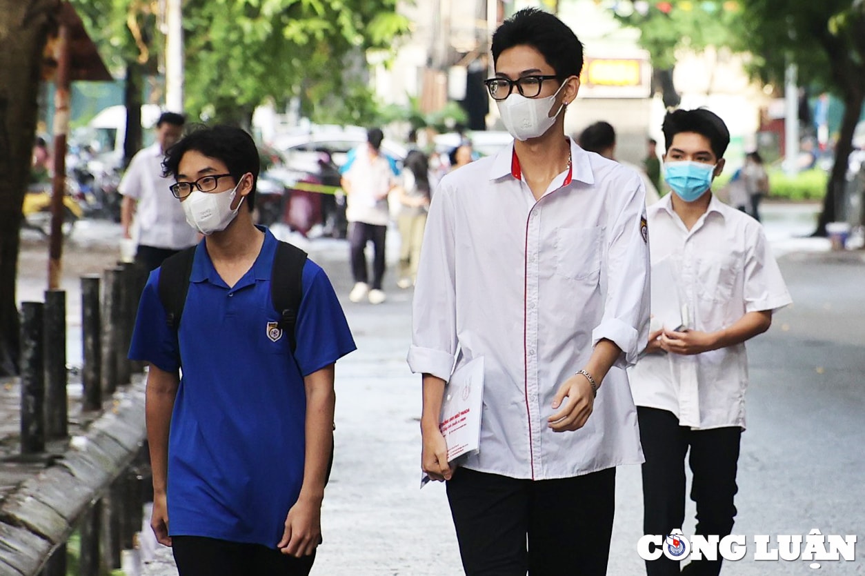 ha noi thi sinh bo bot tu dui xuong ban chan duoc thanh nien tinh nguyen ho tro dua vao phong thi hinh 1