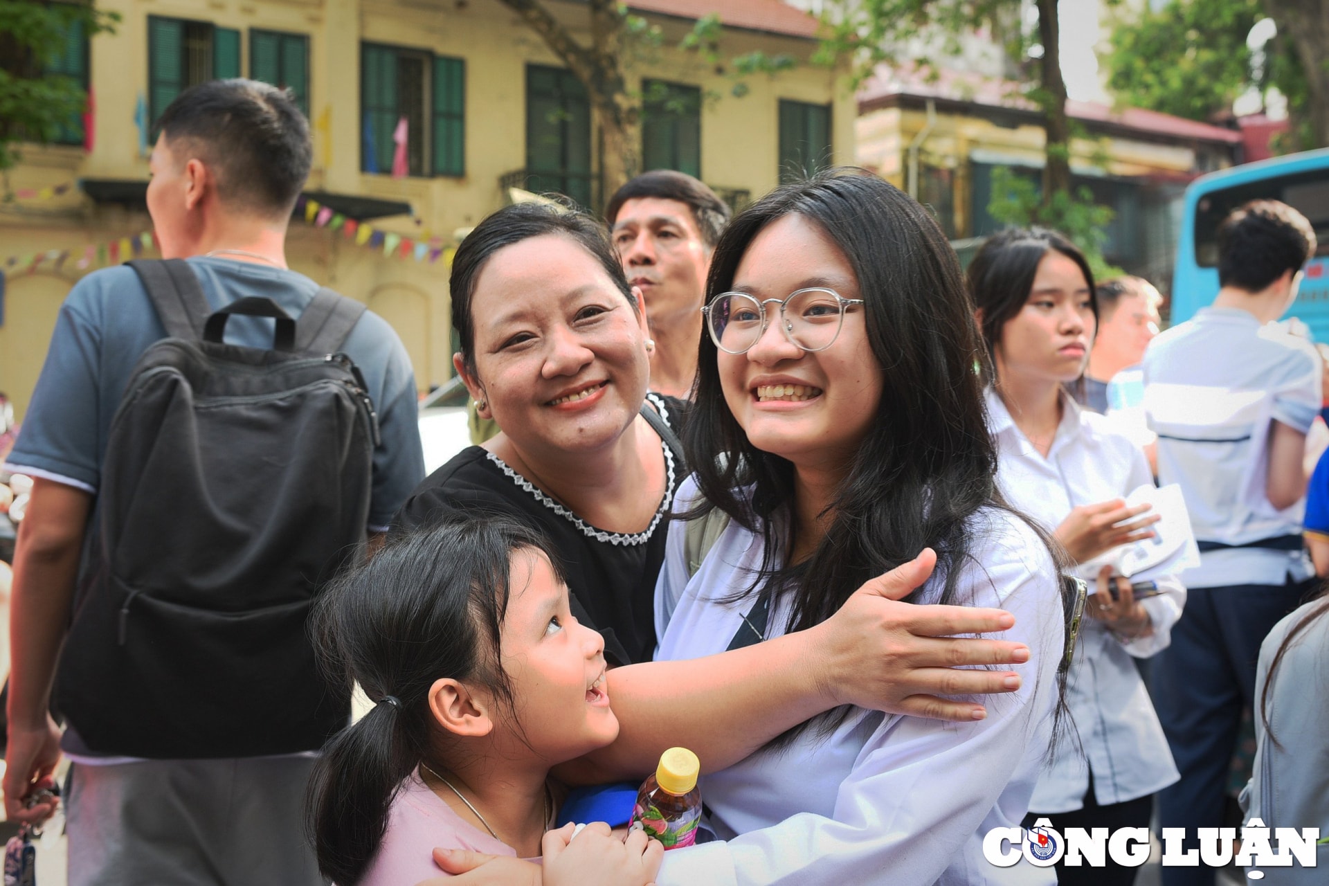 hoan thanh bai thi mon ngoai ngu thi sinh nhay mua cung nhau ra khoi diem thi hinh 8