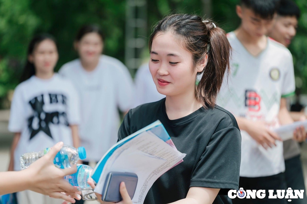 thanh hoa thi sinh cuoi rang ro khi ket thuc mon thi cuoi ky thi tot nghiep thpt hinh 5