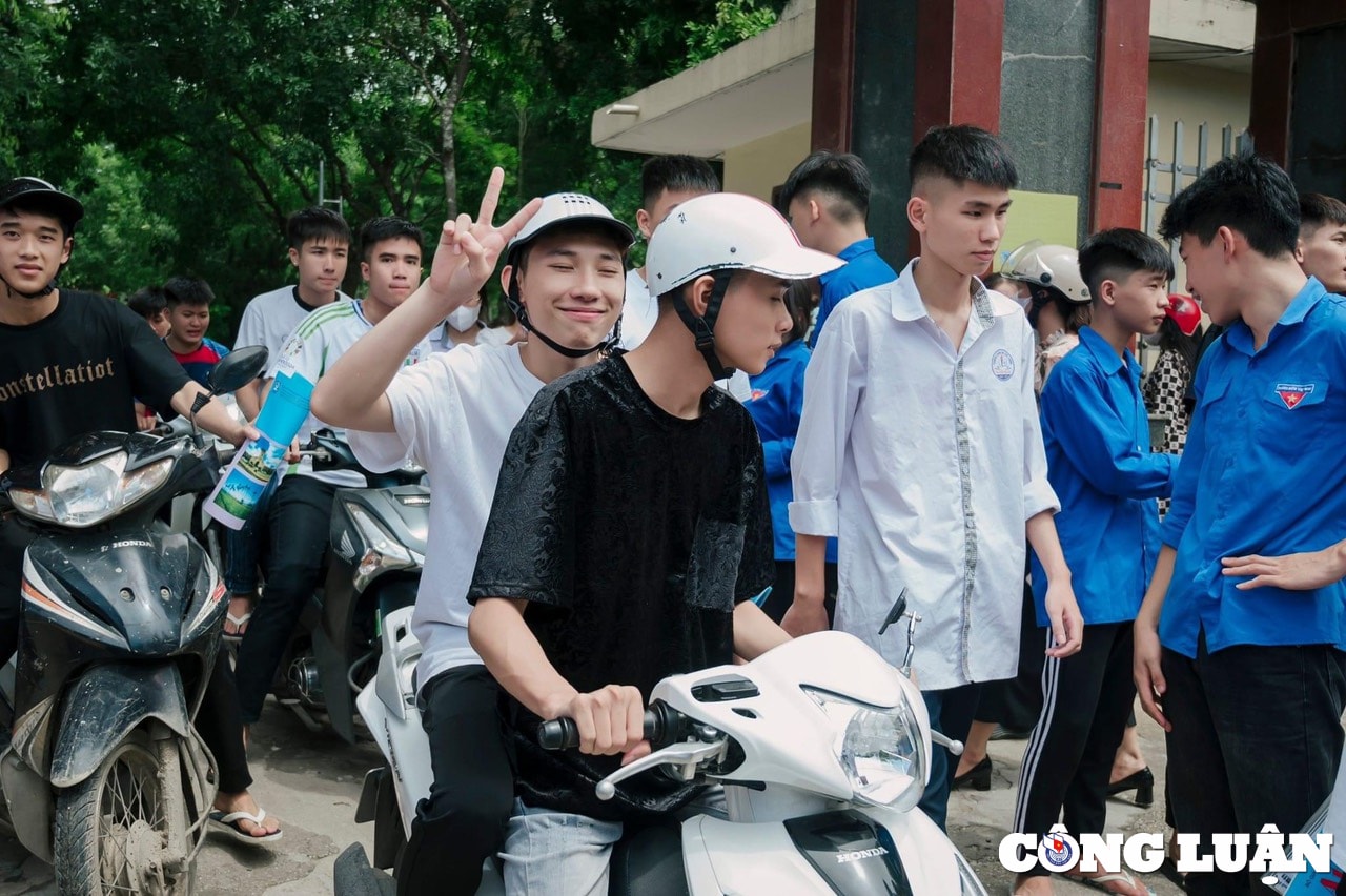 thanh hoa thi sinh cuoi rang ro khi ket thuc mon thi cuoi ky thi tot nghiep thpt hinh 4