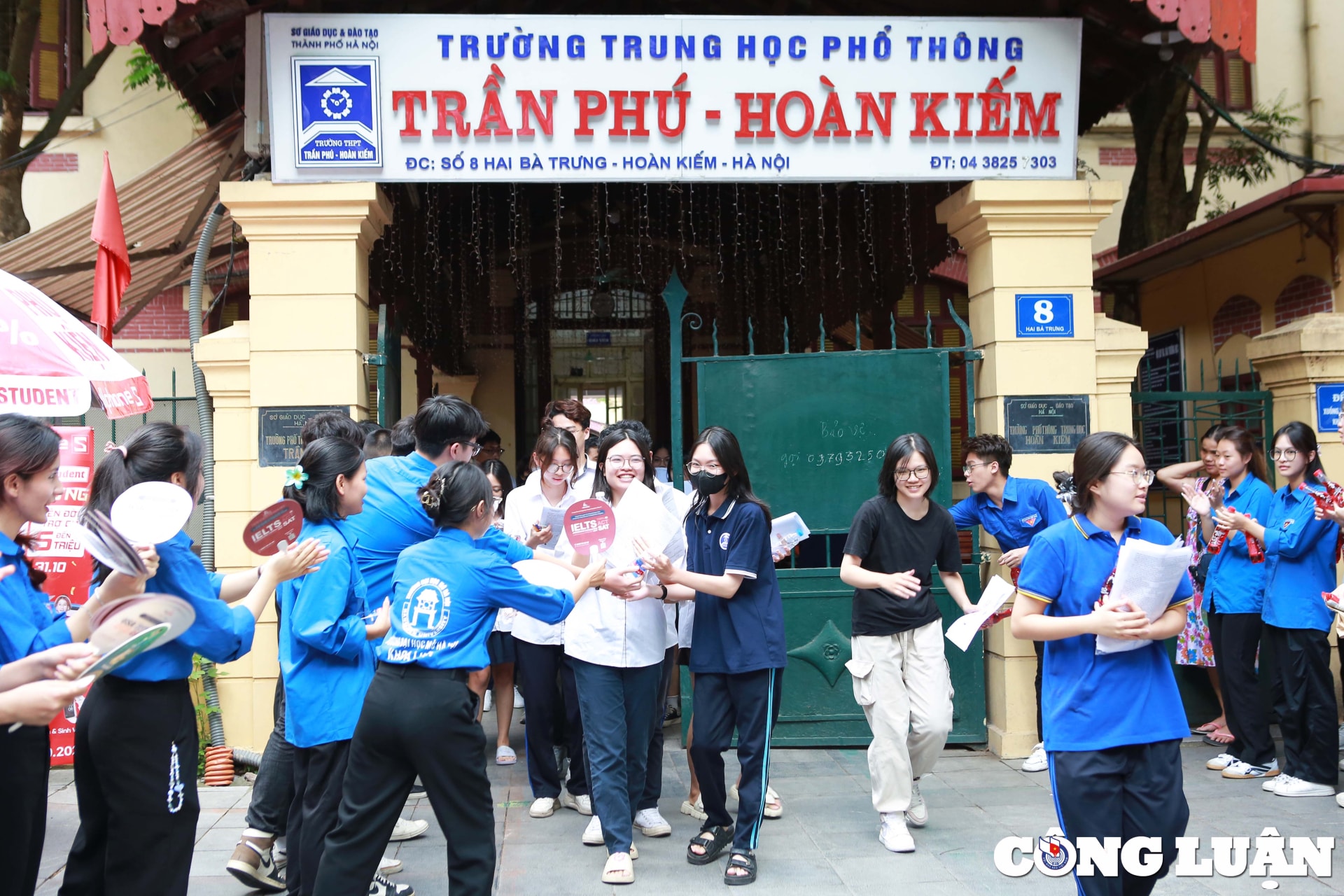 hoan thanh bai thi mon ngoai ngu thi sinh nhay mua cung nhau ra khoi diem thi hinh 1