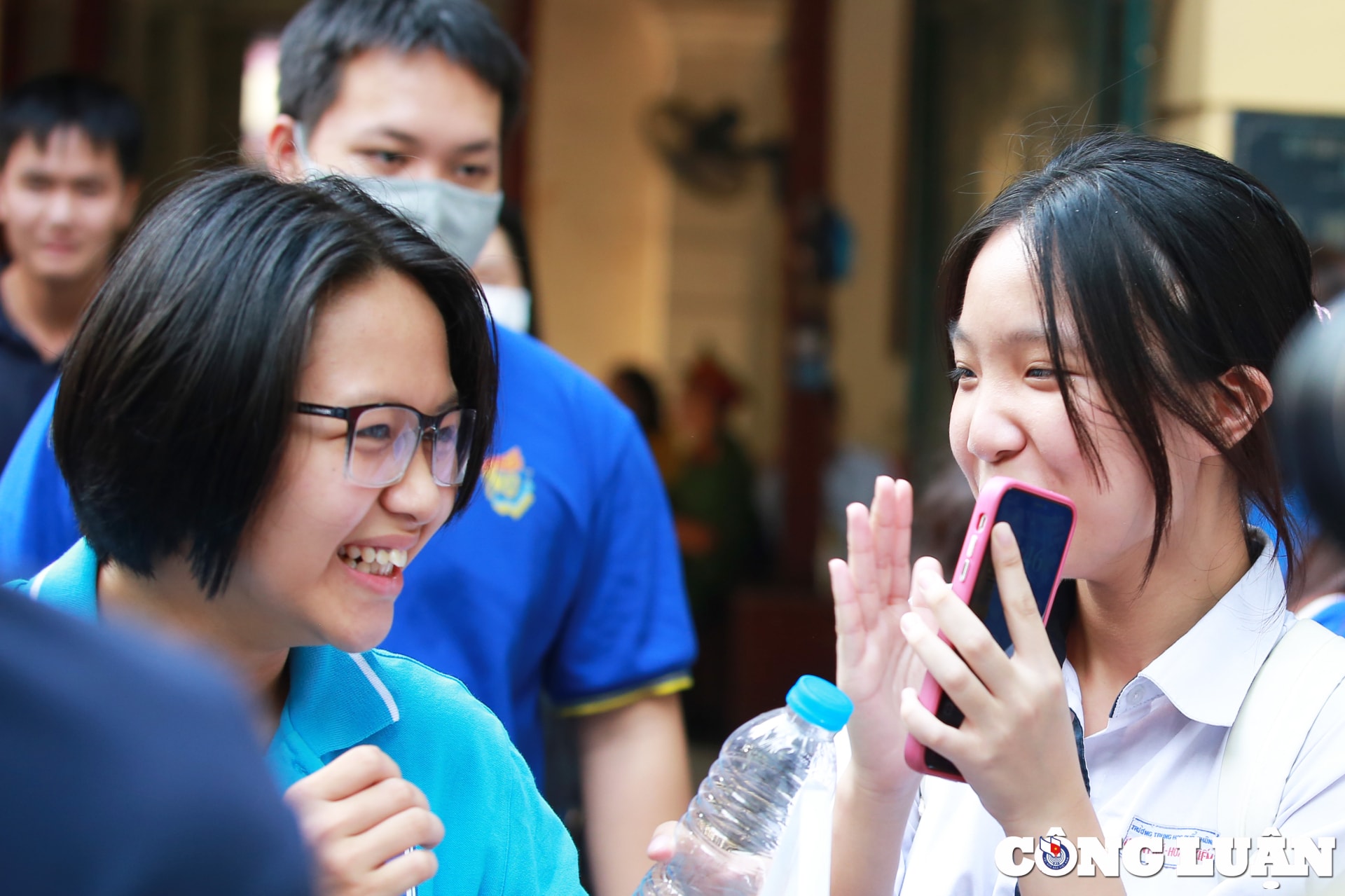 hoan thanh bai thi mon ngoai ngu thi sinh nhay mua cung nhau ra khoi diem thi hinh 6
