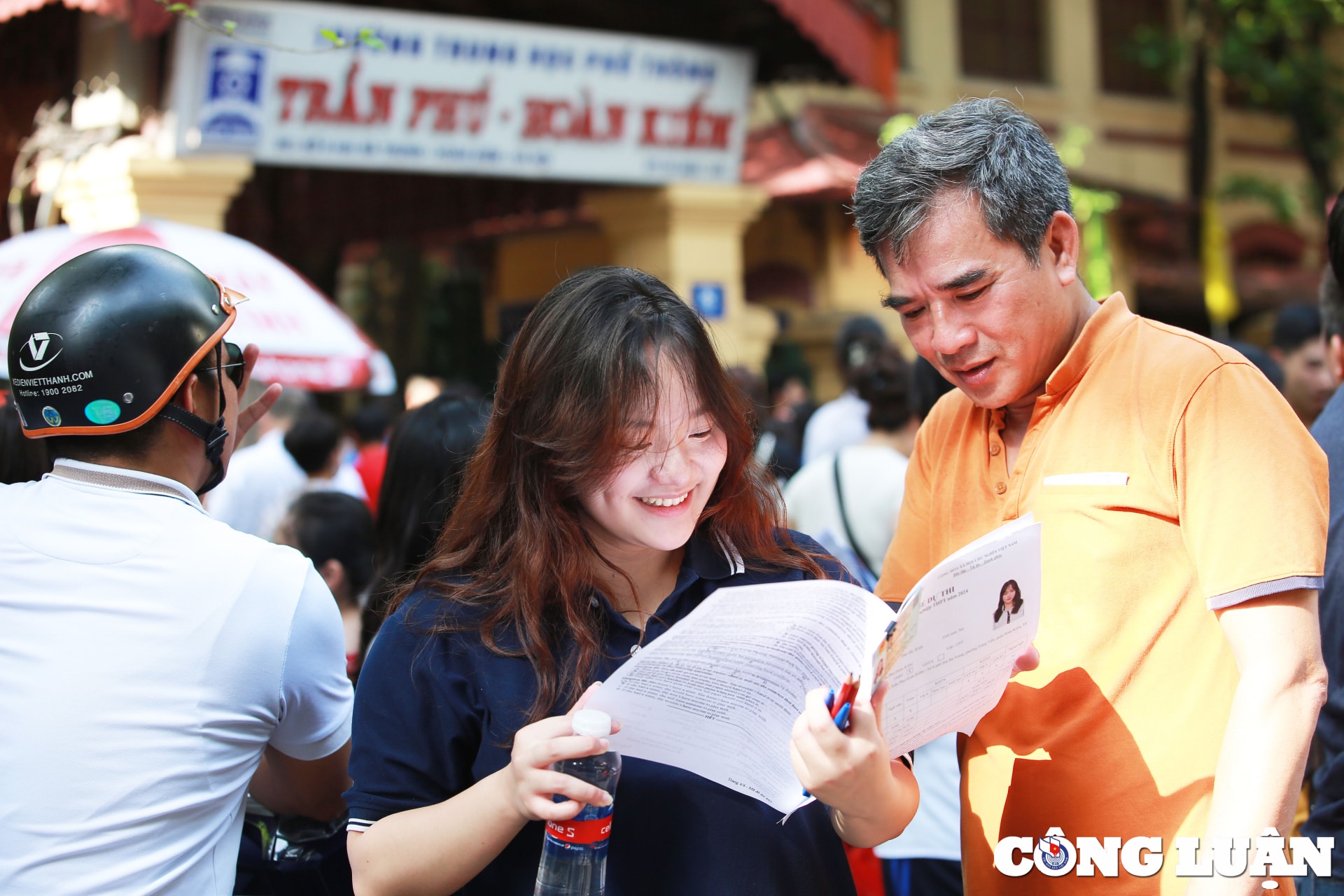 hoan thanh bai thi mon ngoai ngu thi sinh nhay mua cung nhau ra khoi diem thi hinh 7