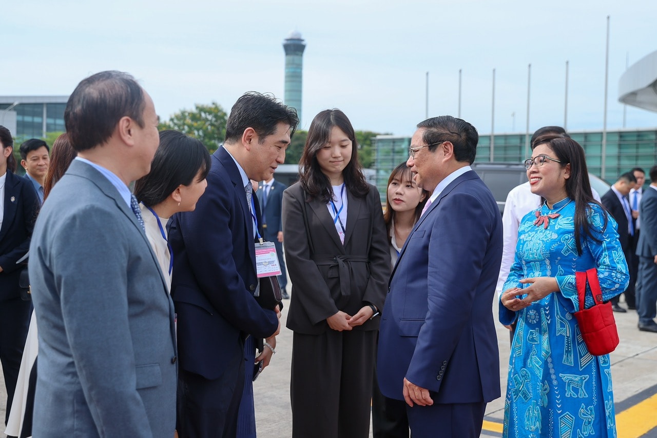 thu tuong chinh phu pham minh chinh va phu nhan len duong tham chinh thuc han quoc hinh 2