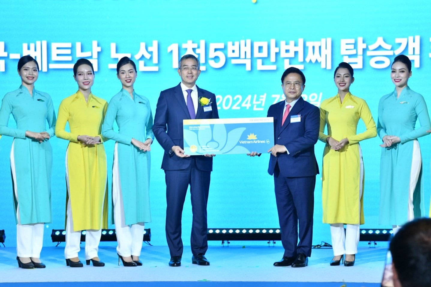 vietnam airlines to chuc le ky niem 30 nam duong bay hinh 4