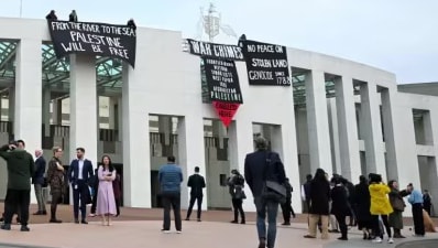 nguoi bieu tinh ung ho palestine treo len mai nha quoc hoi uc hinh 1