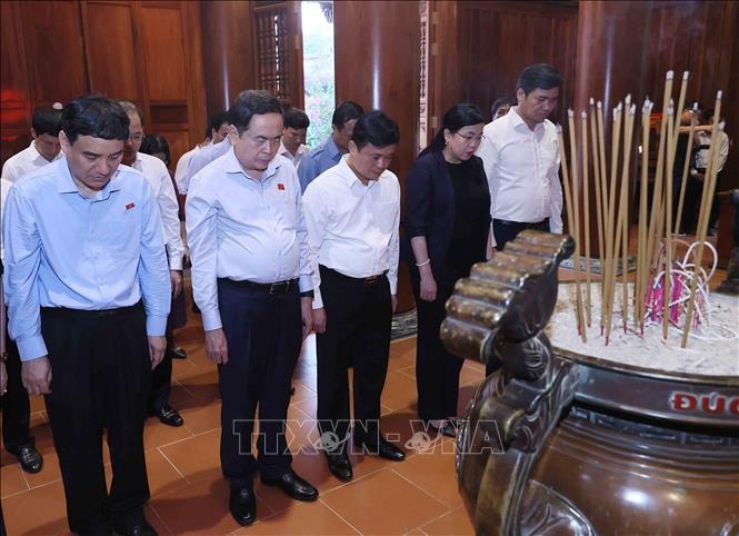 chu tich quoc hoi tran thanh man tri an cac anh hung liet sy nguoi co cong voi cach mang hinh 1