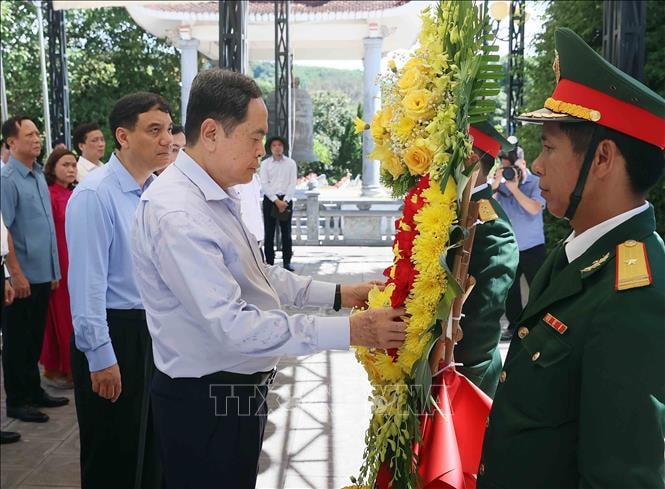 chu tich quoc hoi tran thanh man tri an cac anh hung liet sy nguoi co cong voi cach mang hinh 2