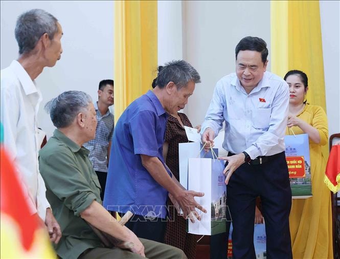 chu tich quoc hoi tran thanh man tri an cac anh hung liet sy nguoi co cong voi cach mang hinh 3