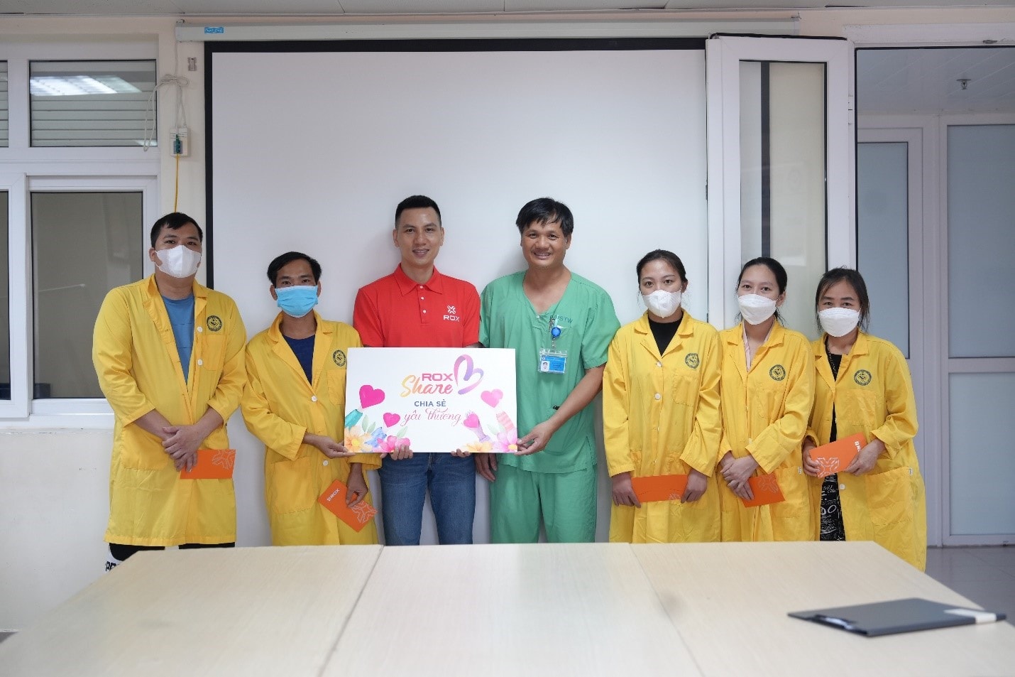 rox group chia se yeu thuong voi benh nhan co hoan canh kho khan hinh 1