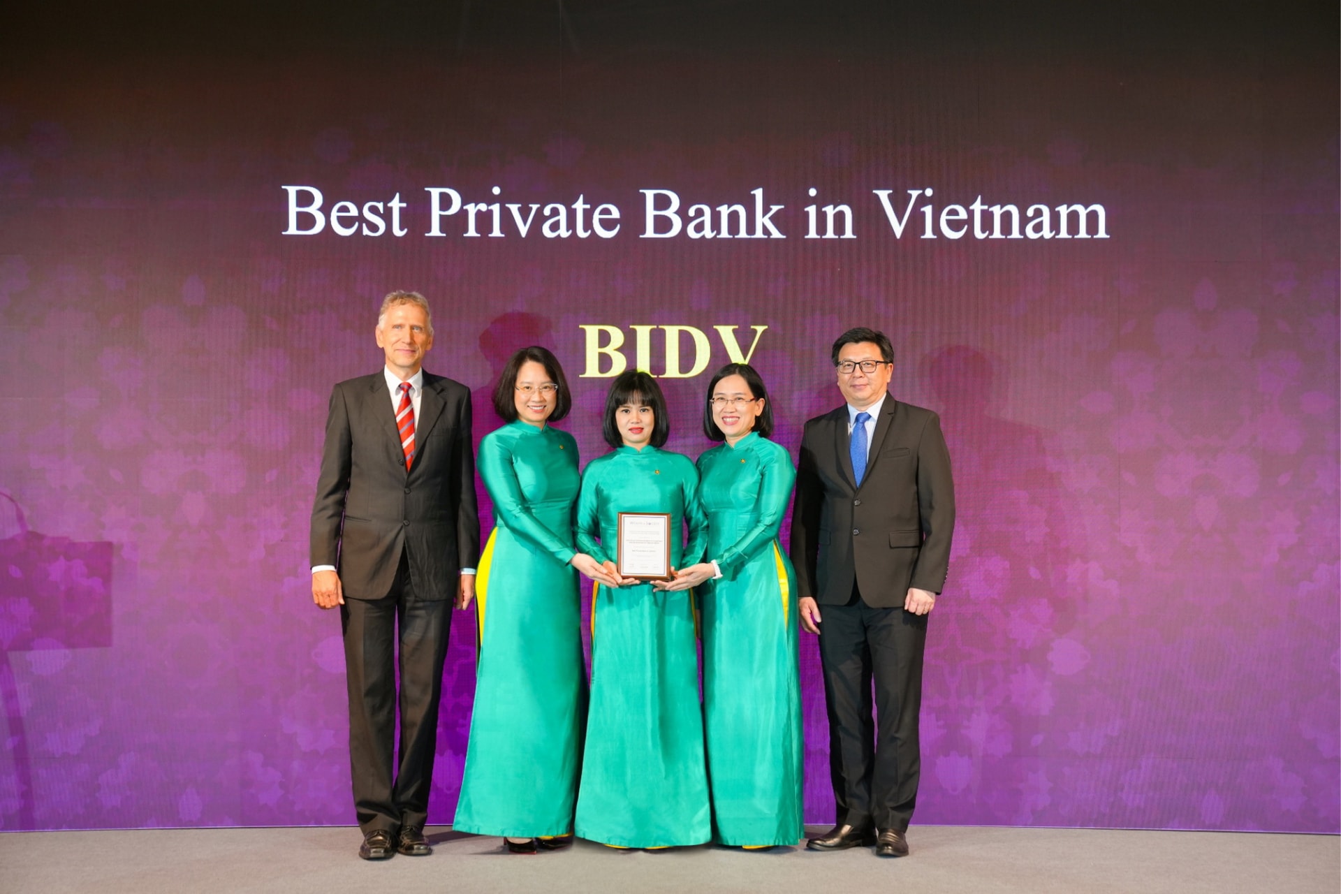 bidv nhan cu dup giai thuong uy tin trong linh vuc ngan hang ban le hinh 2