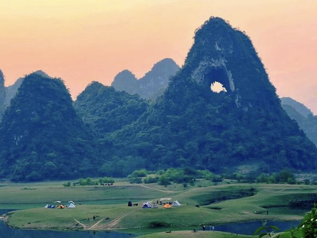 nui mat than vien ngoc an giua dai ngan cao bang hinh 2