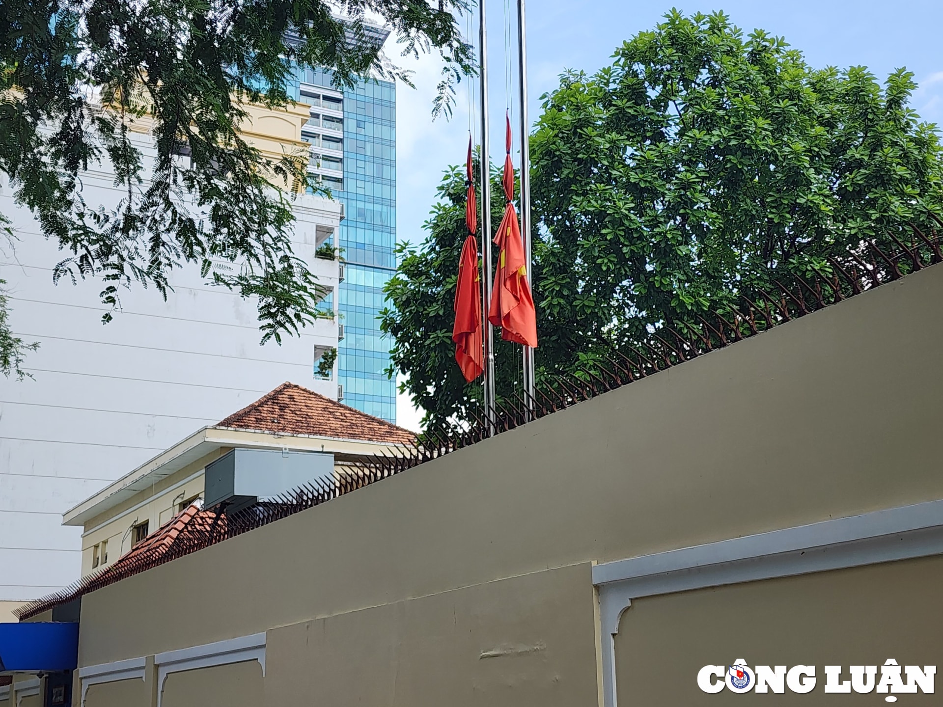 nhieu noi tai tp hcm treo co ru truoc quoc tang tong bi thu nguyen phu trong hinh 10