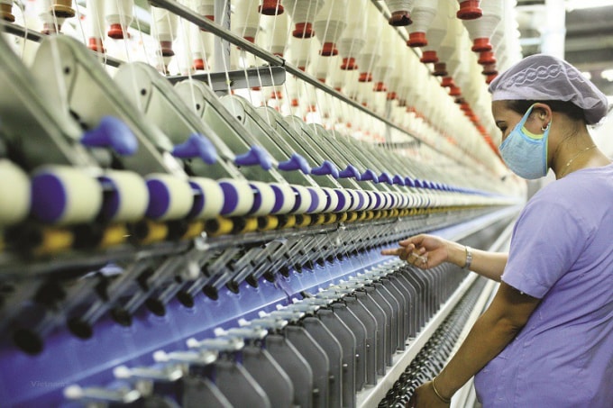 hsbc nang du bao tang truong gdp nam 2024 cua viet nam len 65 hinh 1