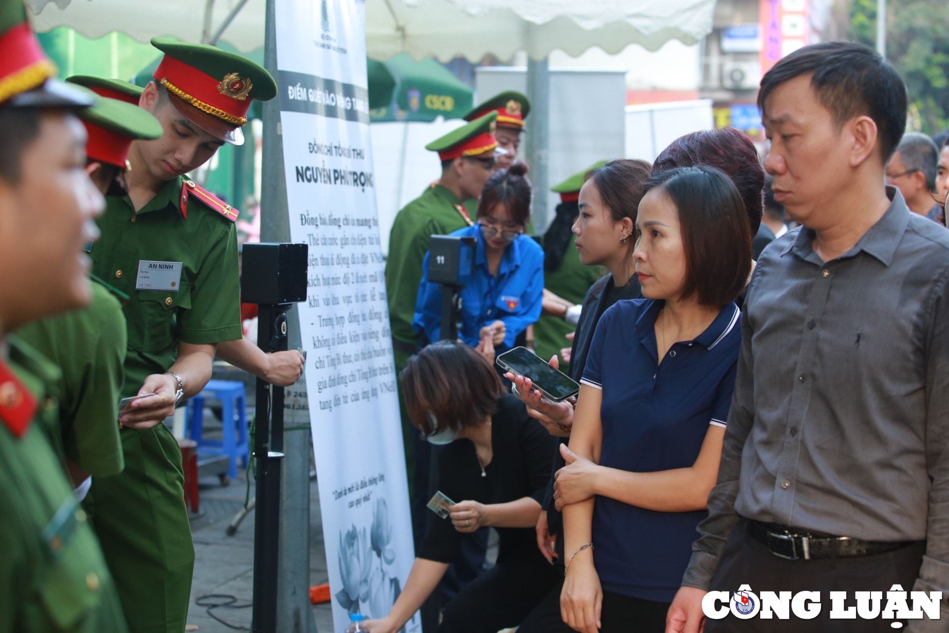 dong nguoi tiep tuc noi dai khoc nghen cho vao vieng tien biet tong bi thu nguyen phu trong hinh 2