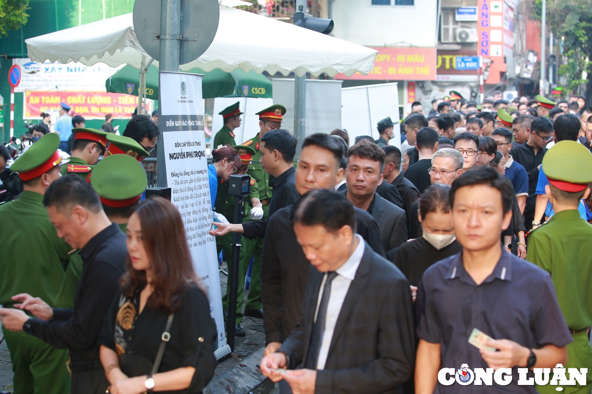 dong nguoi tiep tuc noi dai khoc nghen cho vao vieng tien biet tong bi thu nguyen phu trong hinh 1