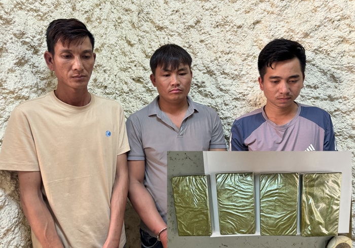 bat giu nhom doi tuong mua ban van chuyen trai phep ma tuy tu lao vao viet nam hinh 1