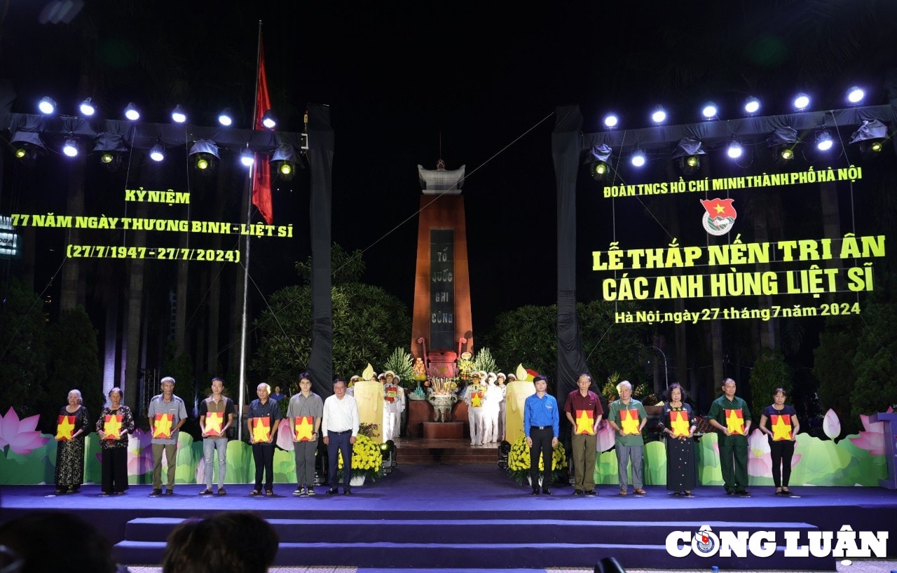 trao dang cam xuc tai buoi le thap nen tri an va trao phuc dung anh cac anh hung liet si hinh 6
