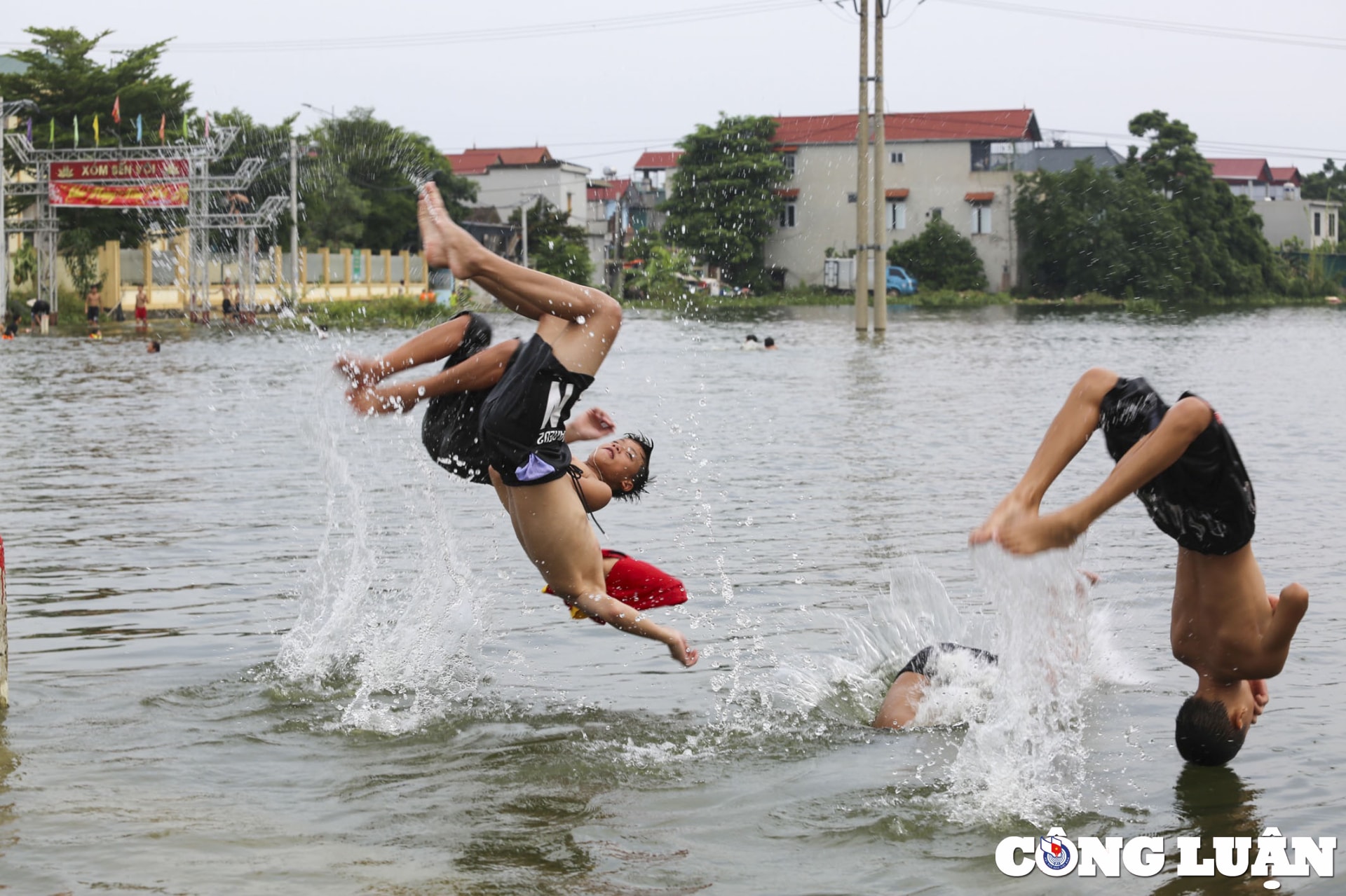 nuoc ngap bua vay ngoi lang hon 100 ho dan tre nho ra duong tap boi hinh 9
