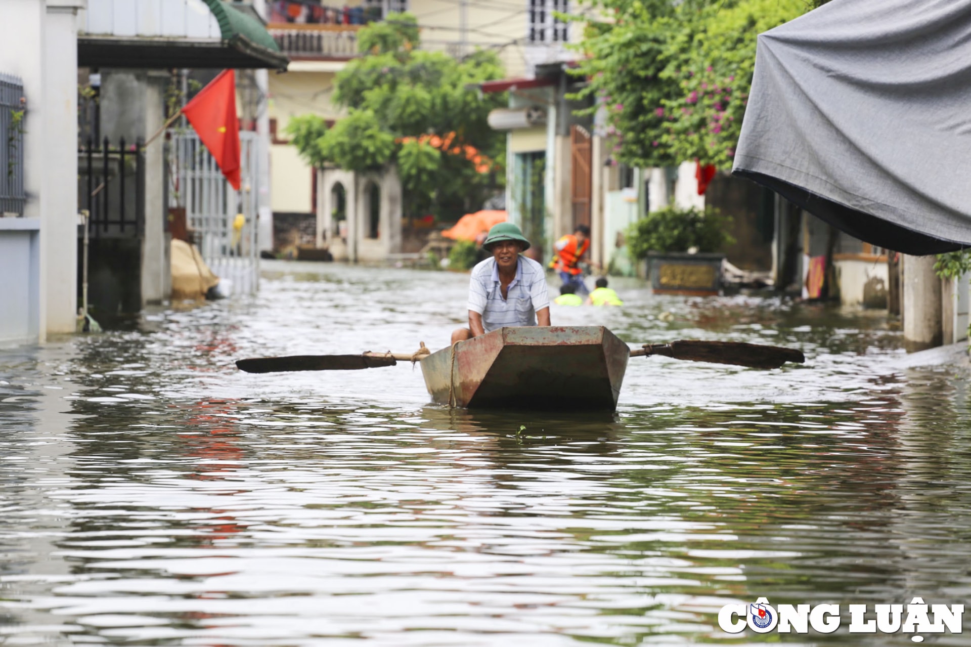 nuoc ngap bua vay ngoi lang hon 100 ho dan tre nho ra duong tap boi hinh 2