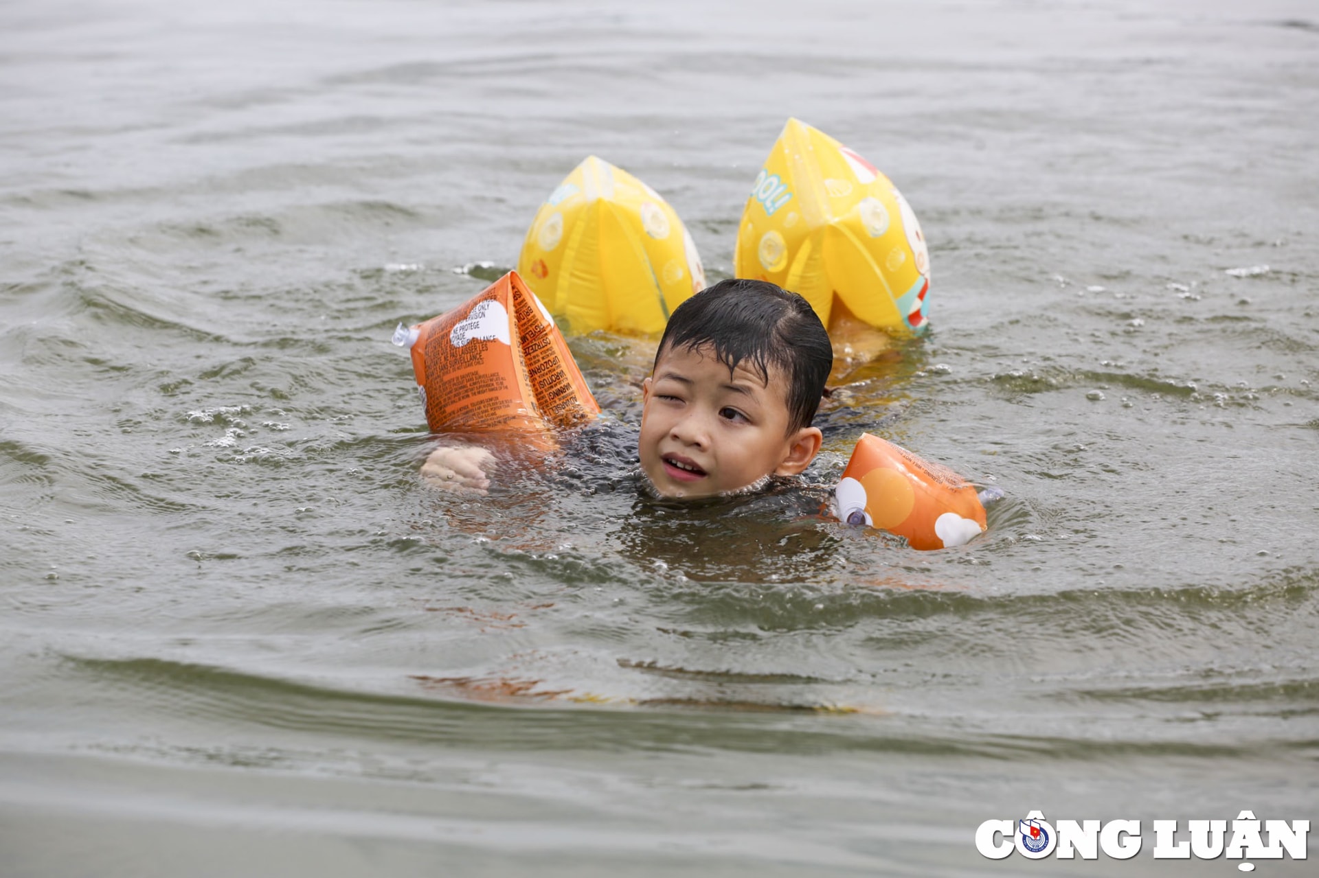 nuoc ngap bua vay ngoi lang hon 100 ho dan tre nho ra duong tap boi hinh 10