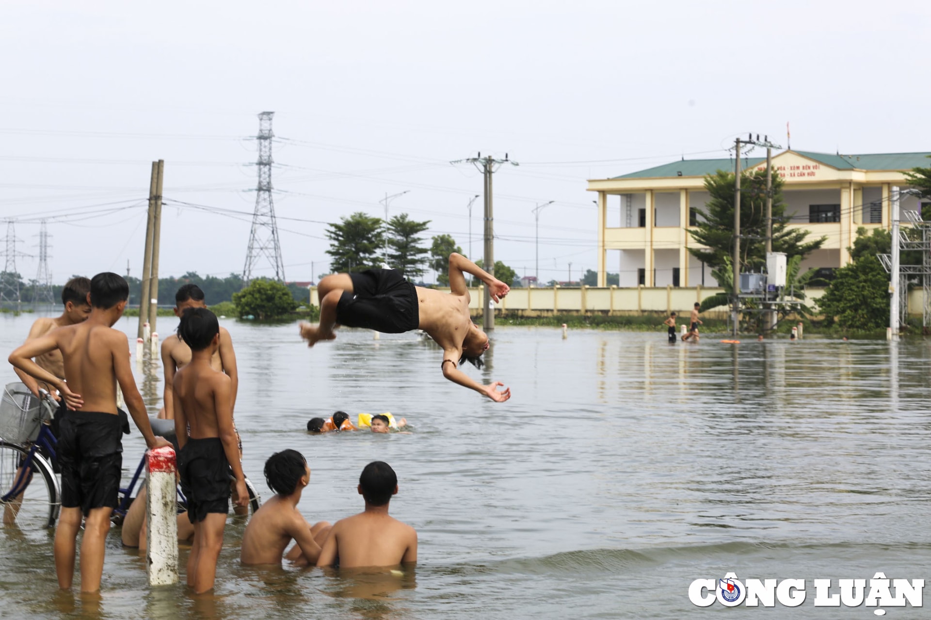 nuoc ngap bua vay ngoi lang hon 100 ho dan tre nho ra duong tap boi hinh 8