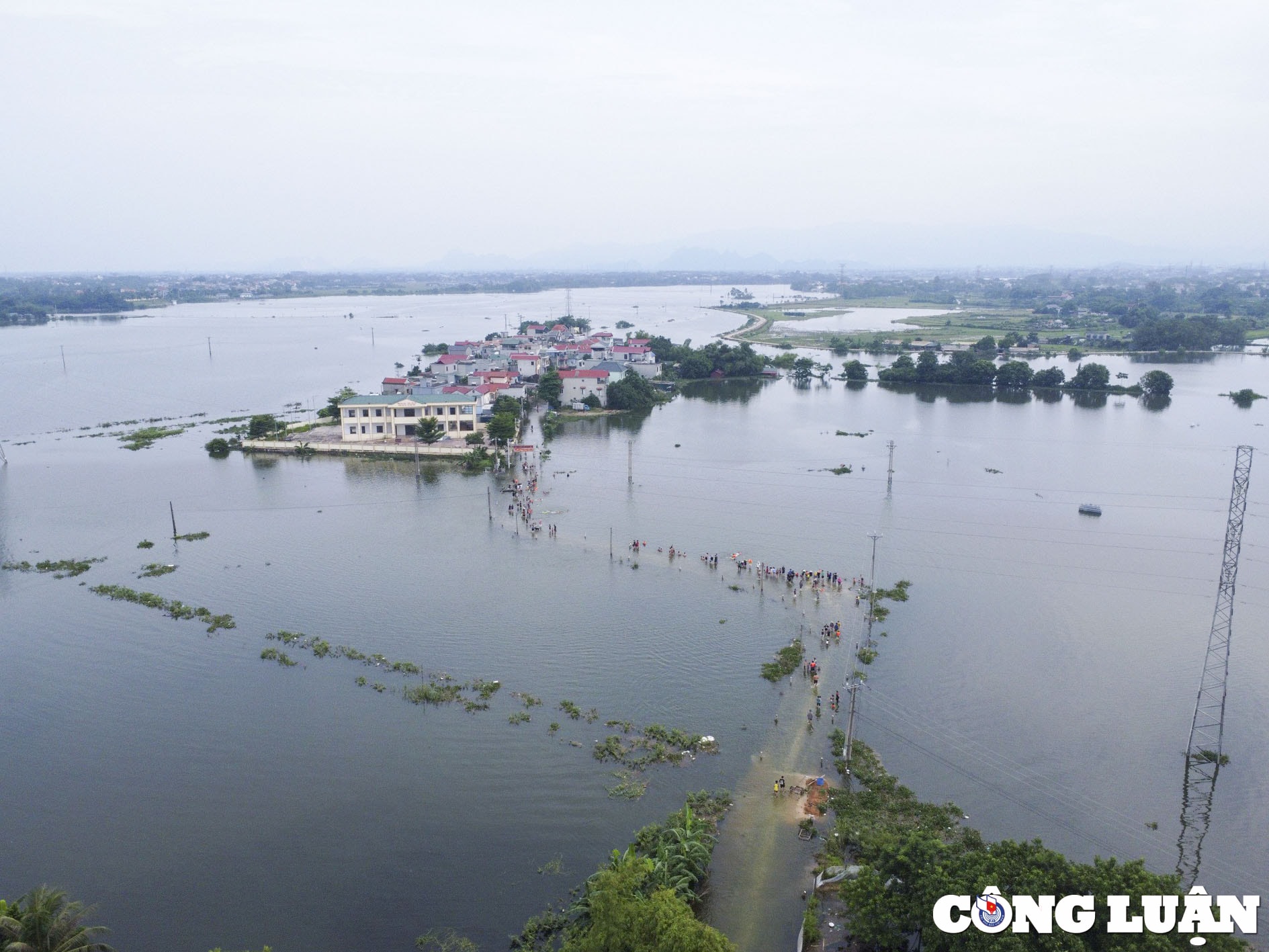 nuoc ngap bua vay ngoi lang hon 100 ho dan tre nho ra duong tap boi hinh 11