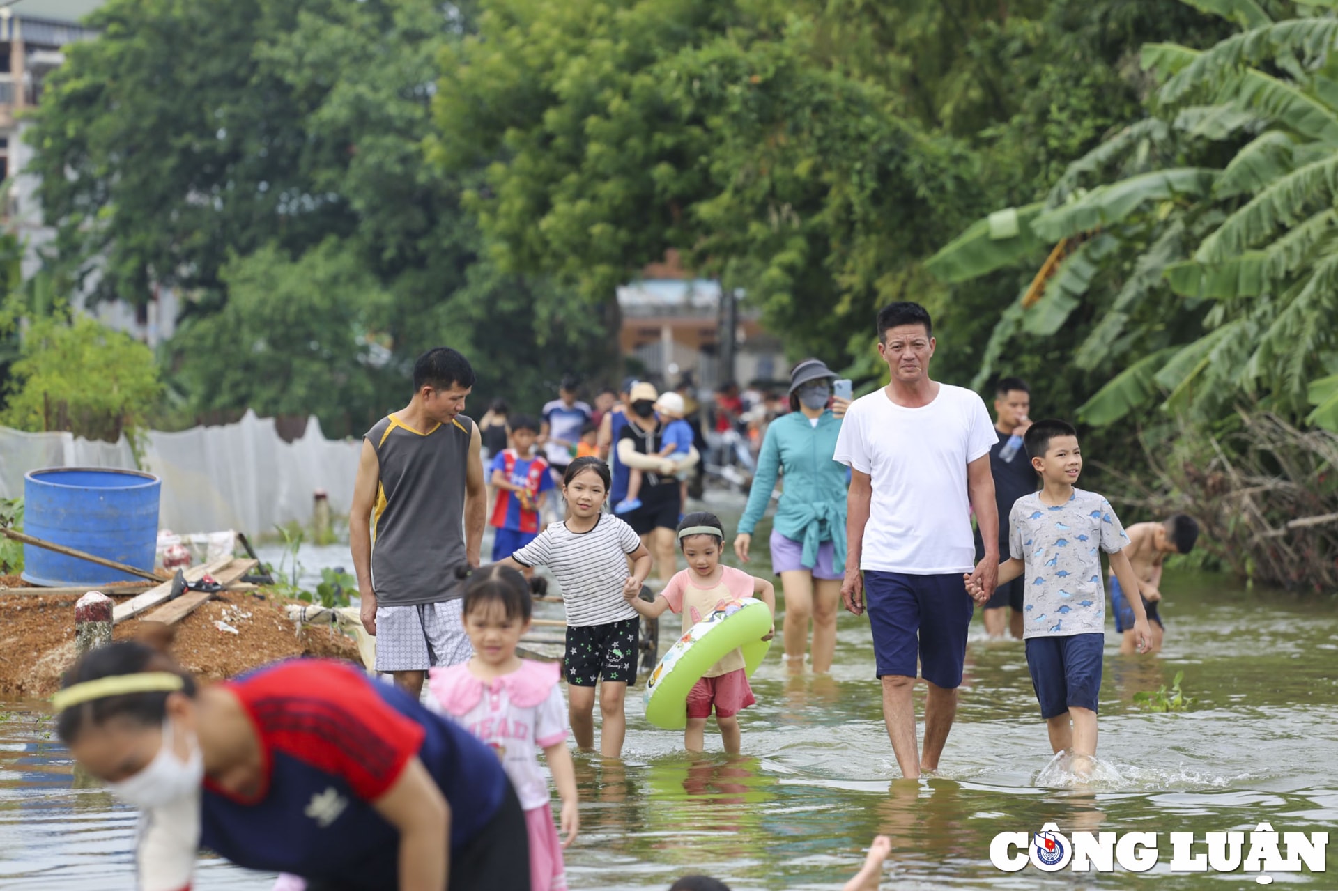 nuoc ngap bua vay ngoi lang hon 100 ho dan tre nho ra duong tap boi hinh 6