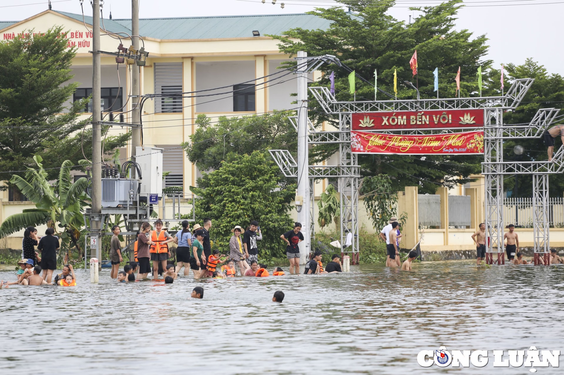 nuoc ngap bua vay ngoi lang hon 100 ho dan tre nho ra duong tap boi hinh 5