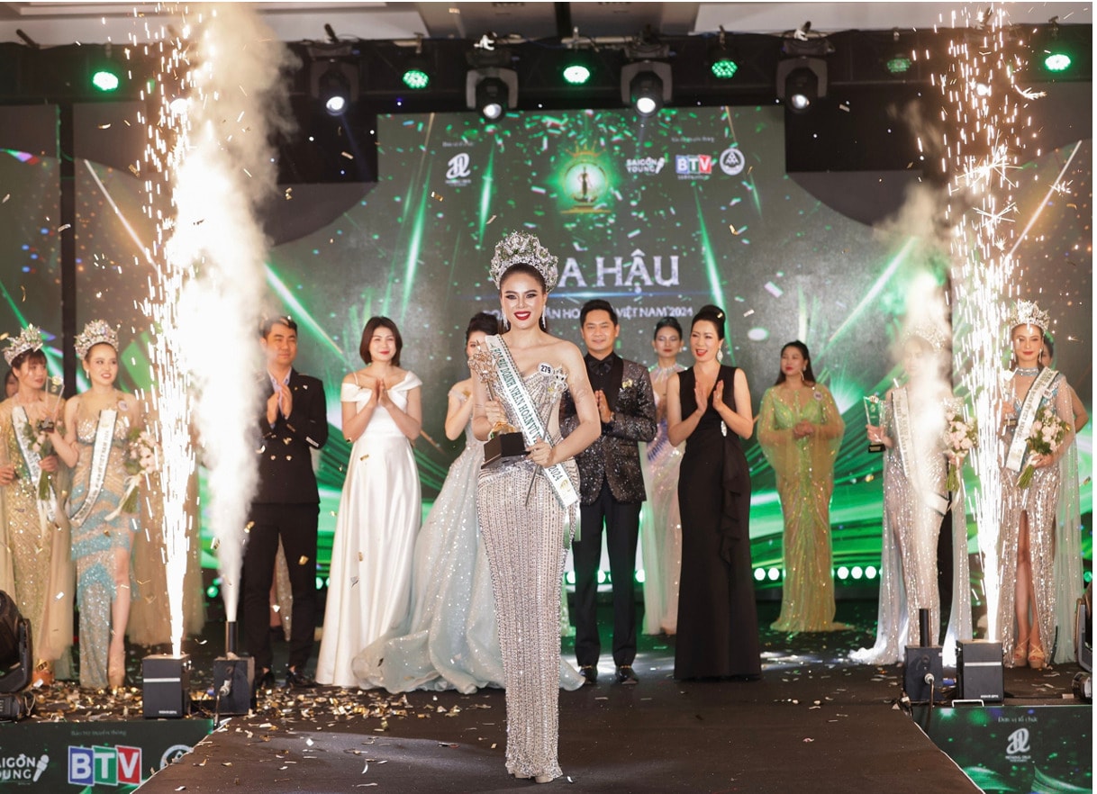 dong thi thanh tam dang quang hoa hau doanh nhan hoan vu viet nam 2024 hinh 1