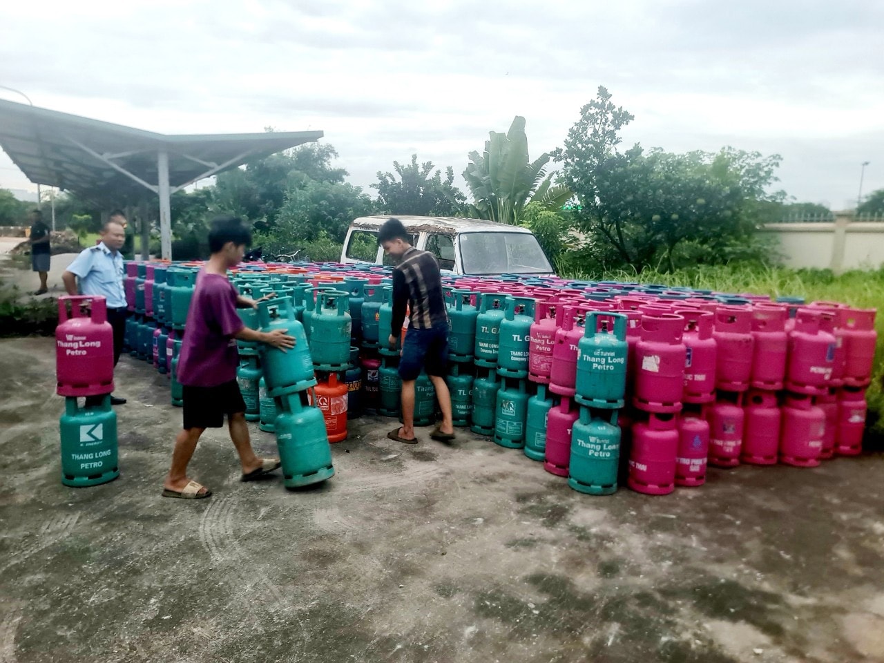 bat qua tang co so san chiet nap khi lpg trai phep tu bon chua khi vao binh gas hinh 1