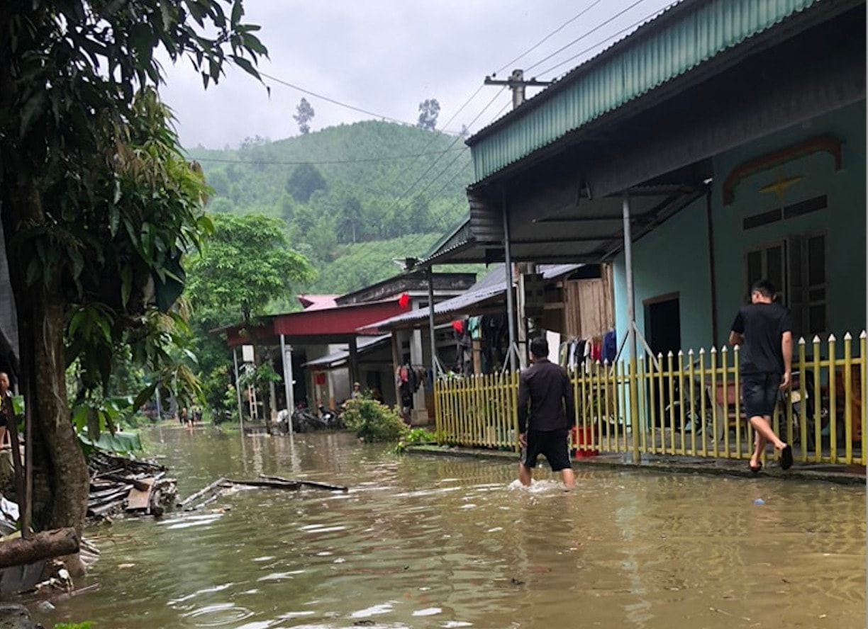 lao cai nuoc lu song chay lam ngap 37 nha dan nhieu tuyen giao thong nong thon bi hong hinh 1
