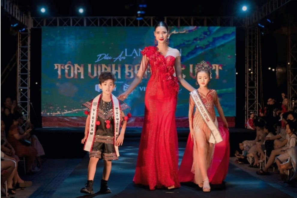 a hau huong ly hoang thuy va dan mau nhi long lay trong chuong trinh ton vinh ban sac viet dau an lang son hinh 3