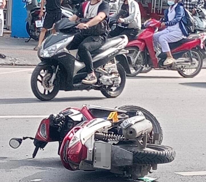 nguoi dan ong danh giay tu vong tay van om chat do nghe sau khi va cham voi xe may kep ba hinh 2