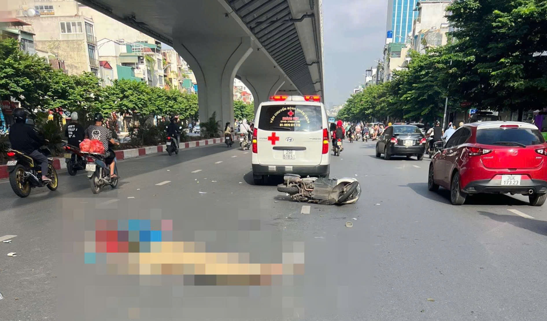 nguoi dan ong danh giay tu vong tay van om chat do nghe sau khi va cham voi xe may kep ba hinh 1