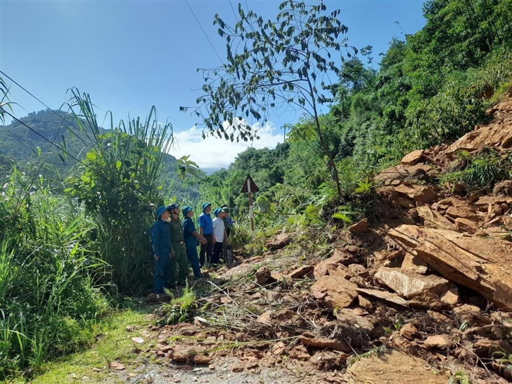 cong an lao cai giai cuu kip thoi nguoi giao hang bi sat lo duong roi xuong vuc sau hinh 1