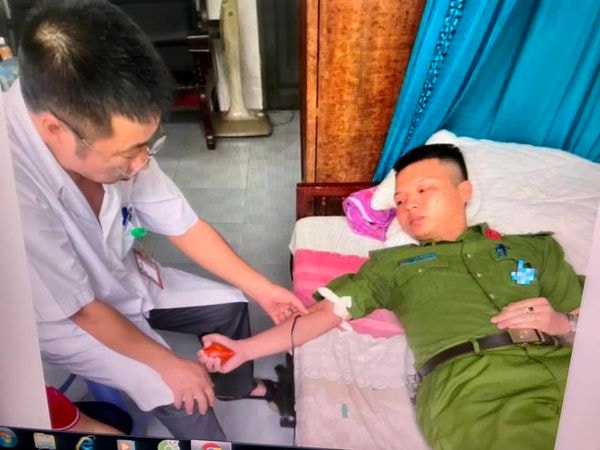 lao cai hai can bo cong an kip thoi hien nhom mau hiem cuu benh nhan hinh 1