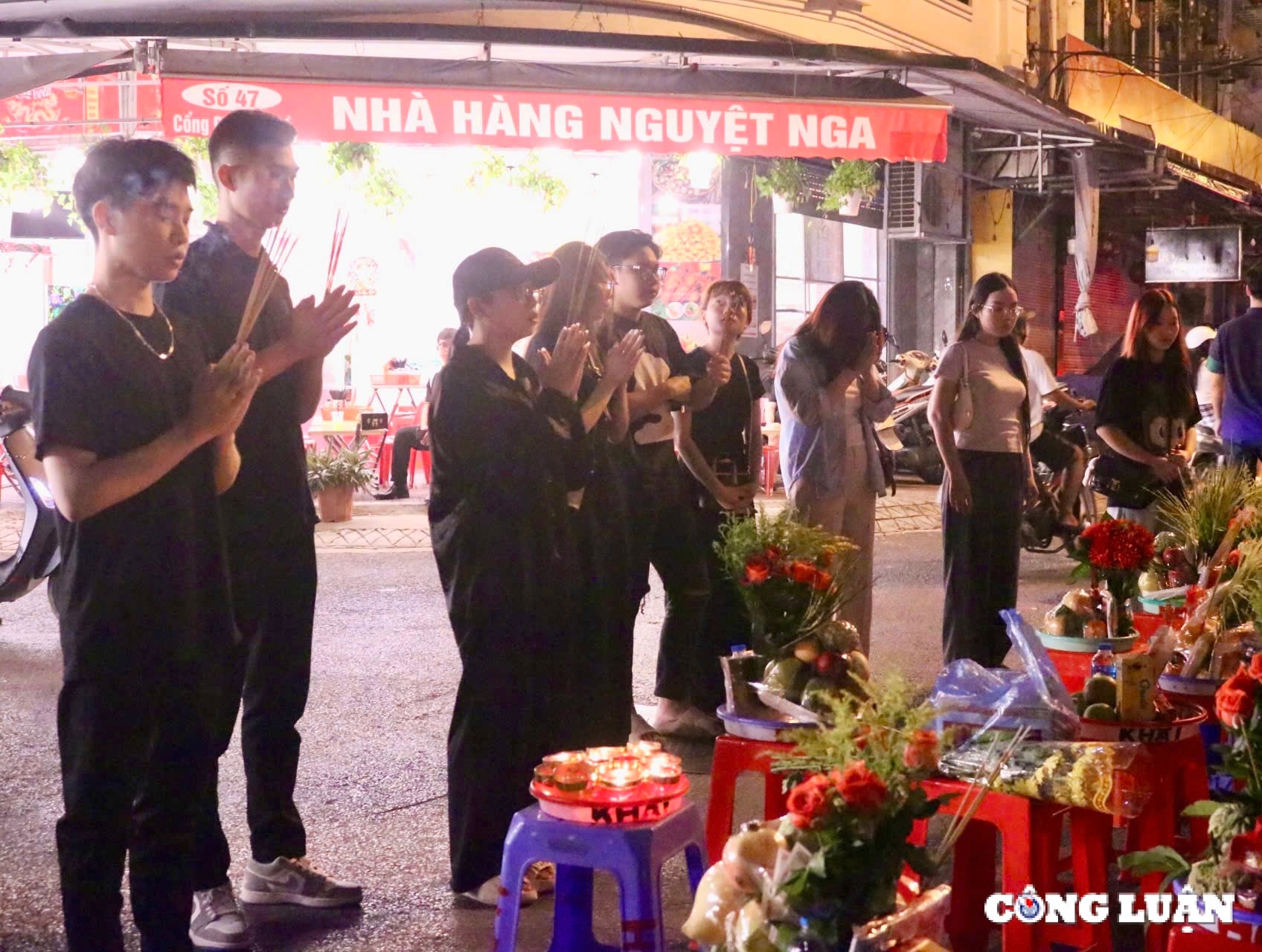 nhieu ban tre ha noi di phu tay ho vao ngay ram thang bay hinh 9