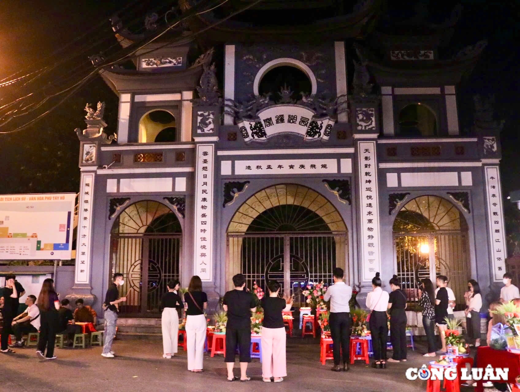 nhieu ban tre ha noi di phu tay ho vao ngay ram thang bay hinh 1