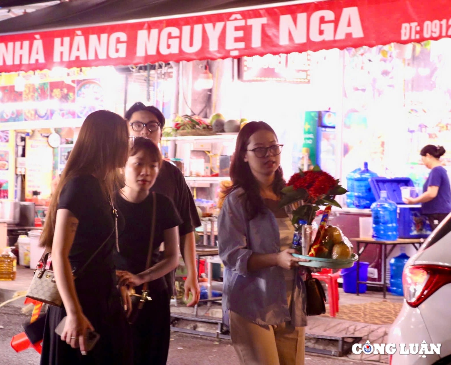 nhieu ban tre ha noi di phu tay ho vao ngay ram thang bay hinh 3