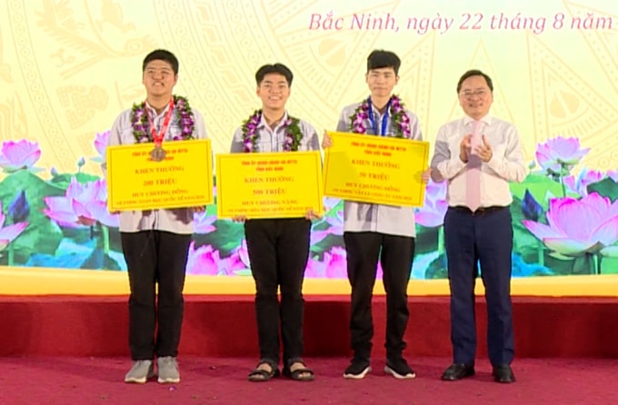 bac ninh chi gan 52 ty dong khen thuong giao vien va hoc sinh gioi hinh 1