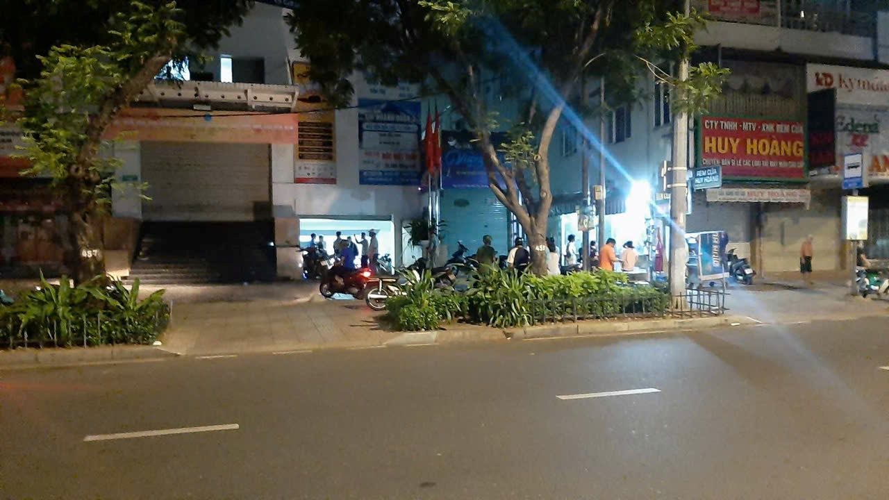 tp hcm sau tieng cu cai lon nam bao ve dam dong nghiep trong thuong hinh 1