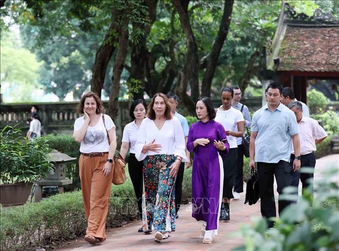 chu tich thuong vien australia sue lines tham van mieu quoc tu giam hinh 1