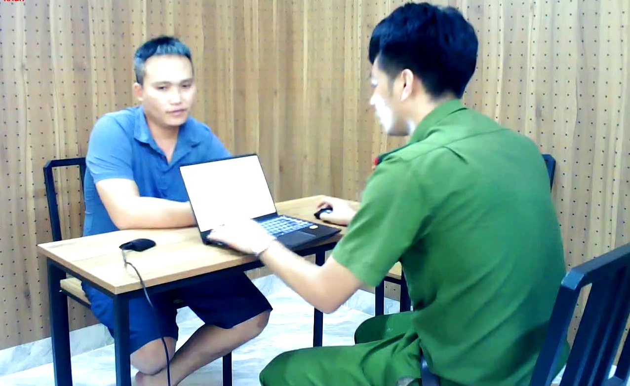 khoi to doi tuong lai xe dam vao to csgt dang lam nhiem vu hinh 1