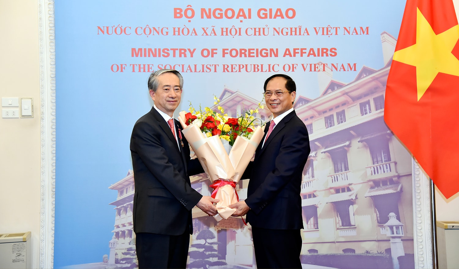 trao tang huan chuong huu nghi cho dai su trung quoc hung ba hinh 2