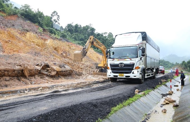 khac phuc hu hong gay mat an toan giao thong tren tuyen duong la son tuy loan hinh 1